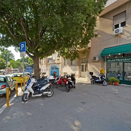 Zagrebacka 13 דירה *